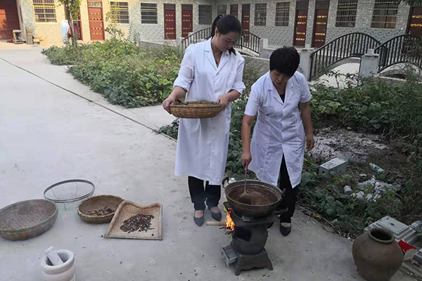 真材实料熬制泥疗所用药泥