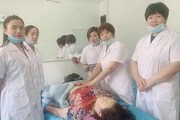 刘医生和医护团队帮病人诊疗