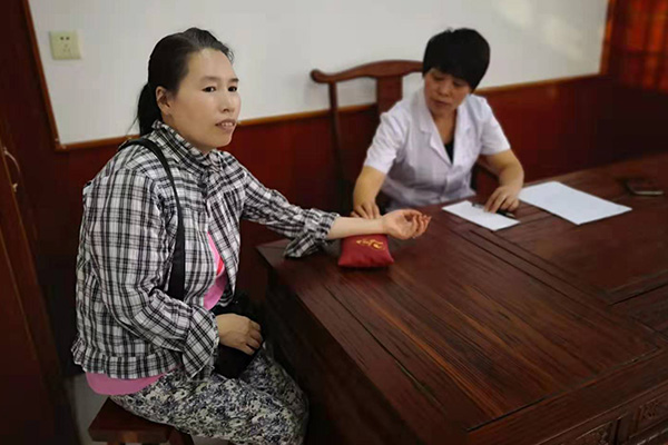 刘医生帮患者号脉问诊