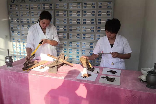 刘医生帮患者抓药