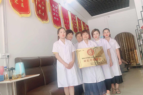 刘医生和团队人员合影