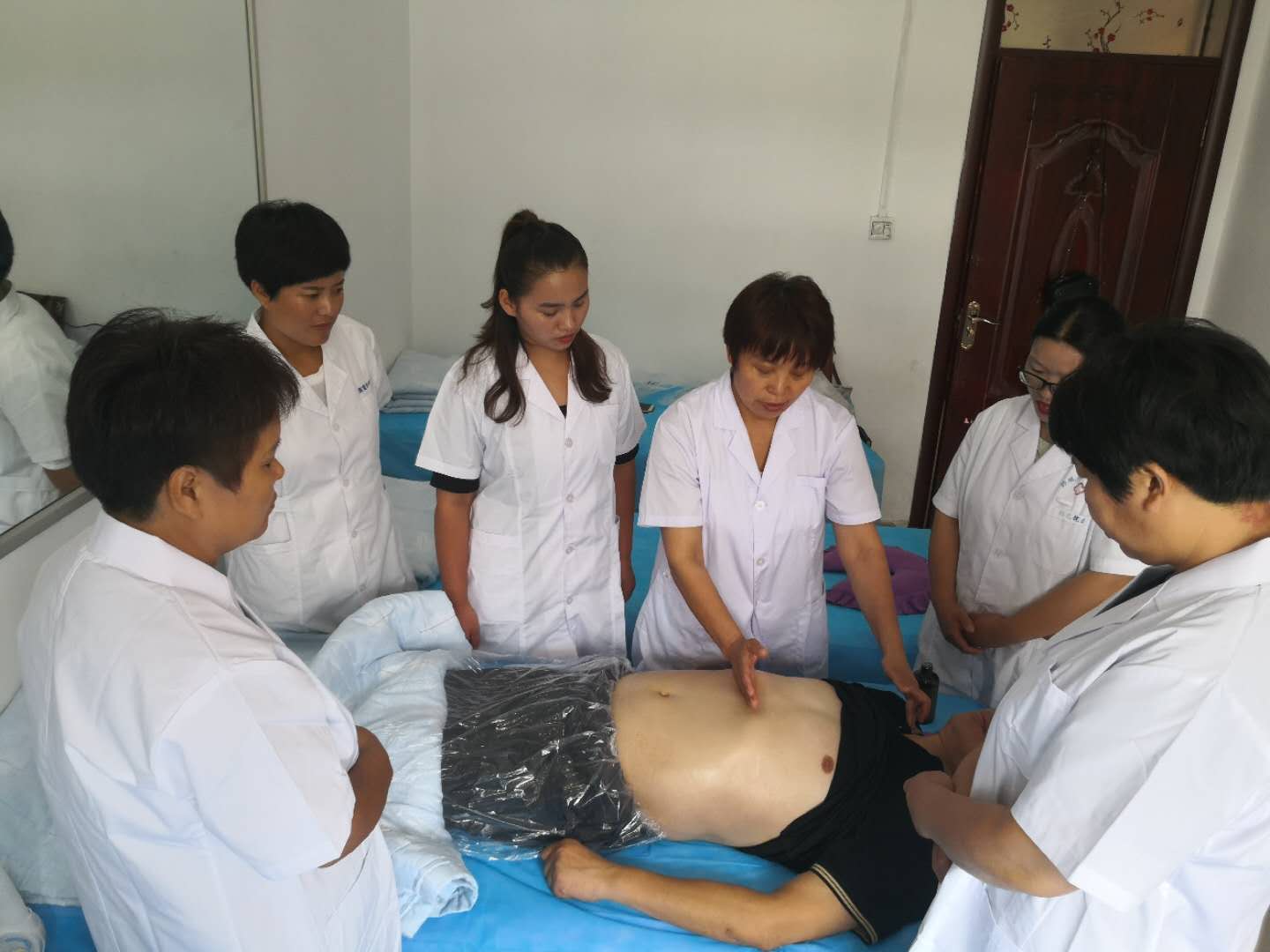 刘运英医生帮人诊疗