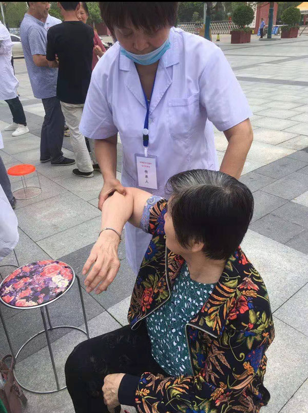 刘运英医生义诊