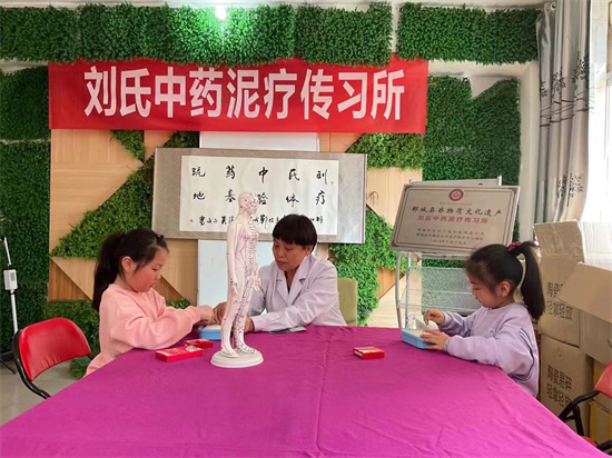 祝贺“刘氏中药泥疗第五代传承人刘运英”获颁“2023中国非遗影响力人物”荣誉称号!